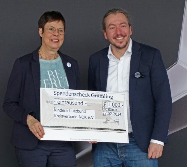 Anette Weigler vom Kinderschutzbund erhält einen 1.000,- € Spendenscheck von Felix Gramling (Autohaus Gramling).
